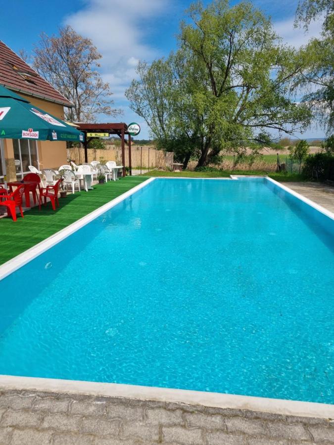 Taban Vendeghaz Balatonlelle Bed & Breakfast ภายนอก รูปภาพ
